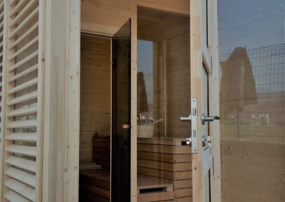 gazebo da esterno con sauna e vasca idromassaggio