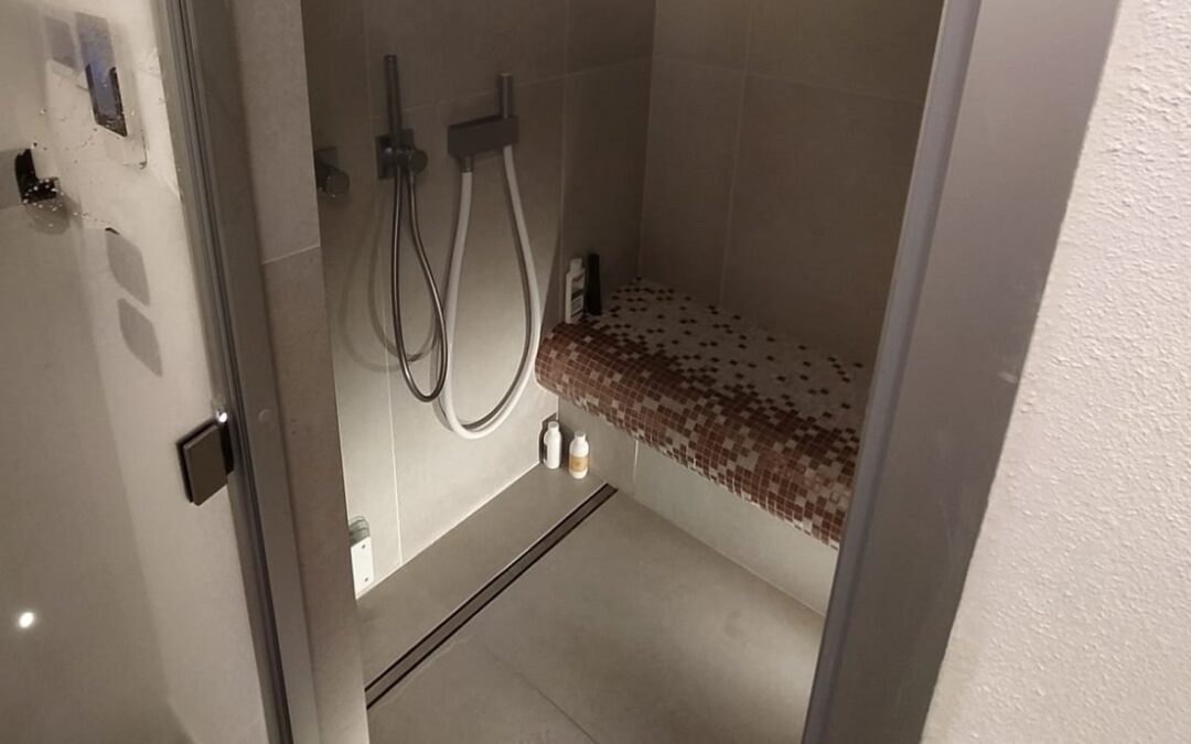 Bagno turco privato rivestito in mosaico e gres