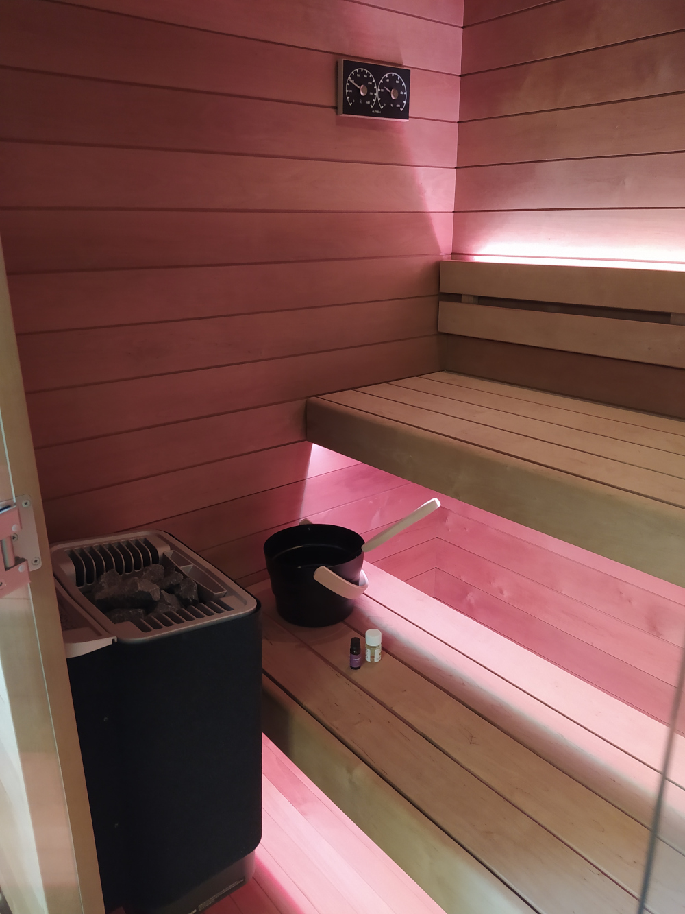 sauna finlandese con biosauna con vetrata