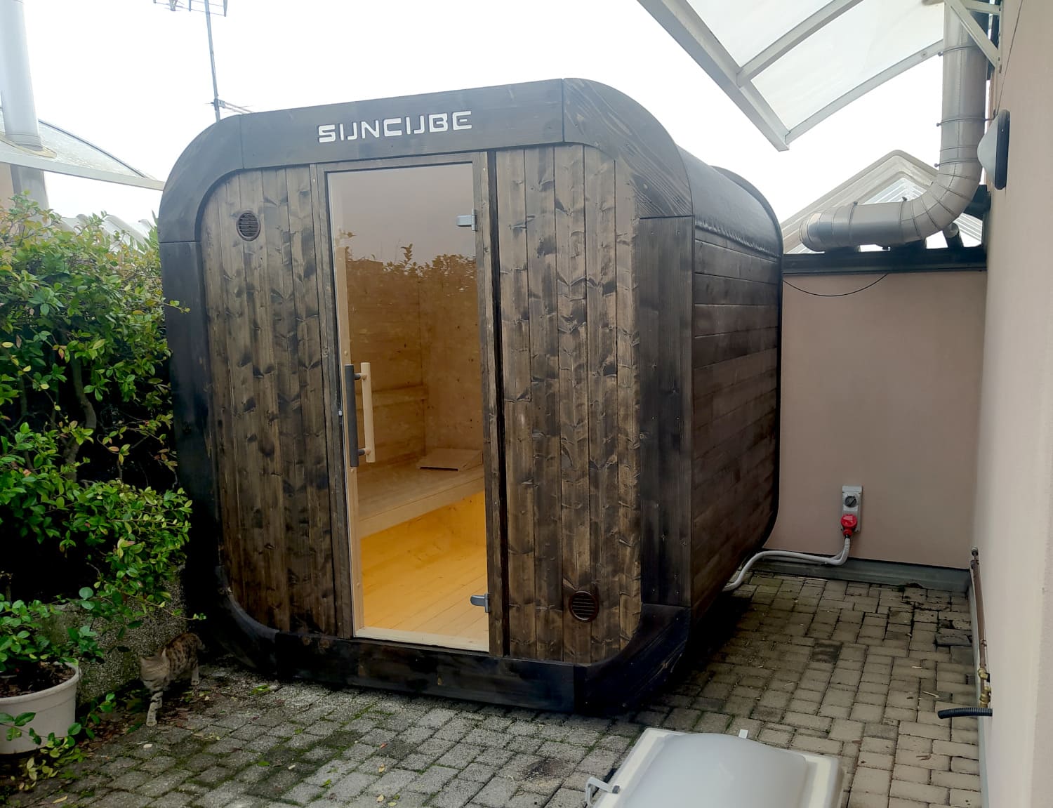 sauna da terrazzo cube per 4 persone colore antracite con stufa elettrica per sauna Tylo con illuminazione a led sotto le panche