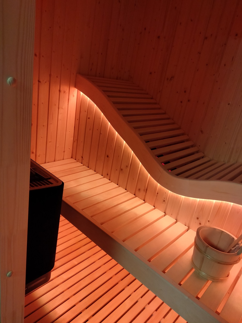 sauna finlandese con vapore, e lettino infrarossi