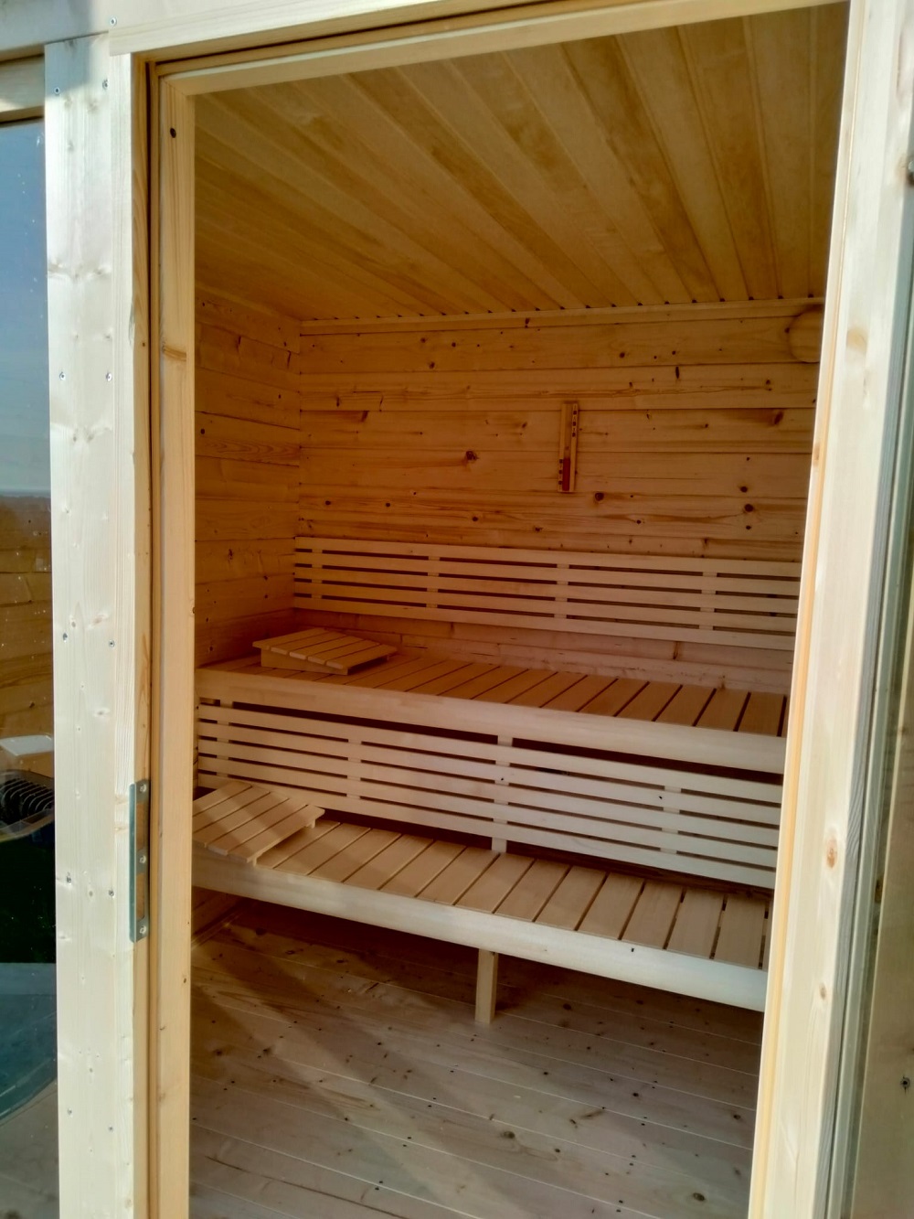 panca sauna con vetrata