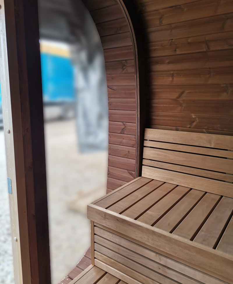 vista interna sauna da esterno con vetrata