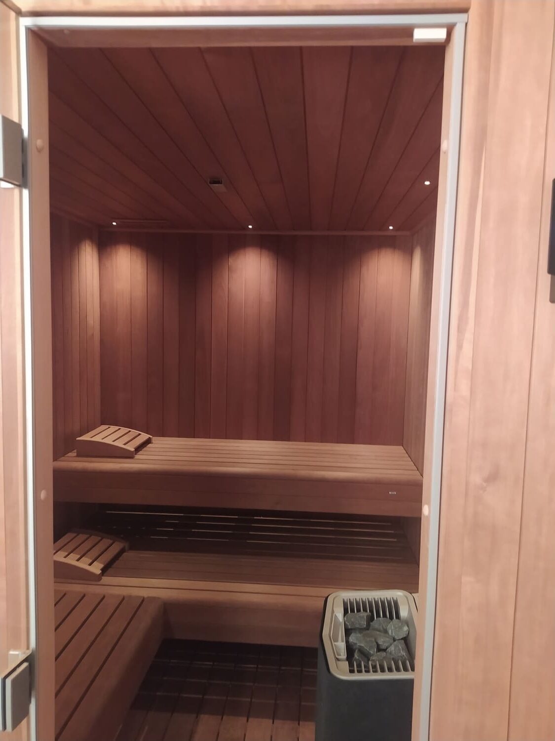 sauna con 3 panche a L e stufa biosauna