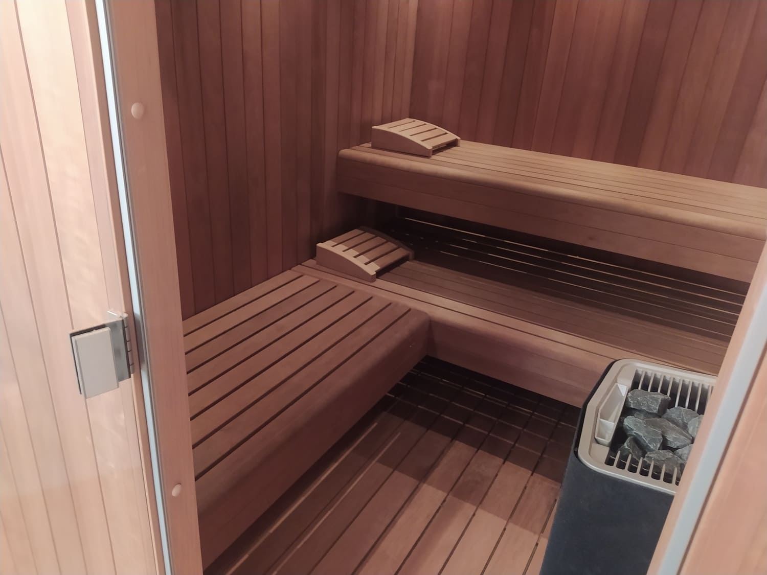 sauna in legno scuro profumato panche L due livelli