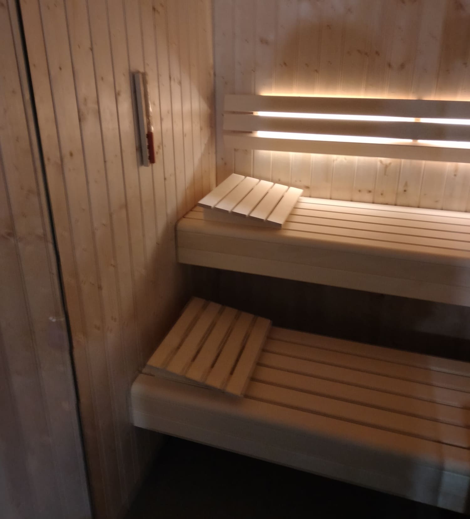 Cuscini in legno e panche per sauna chiare