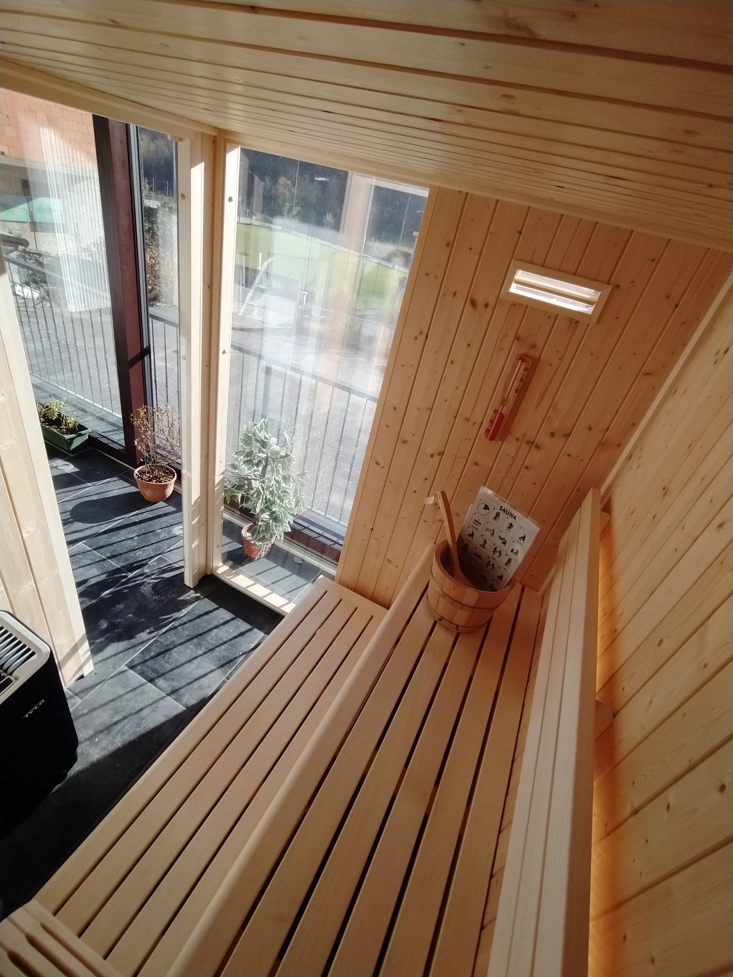 interno sauna con vetrta laterale stufa tylo e accessori