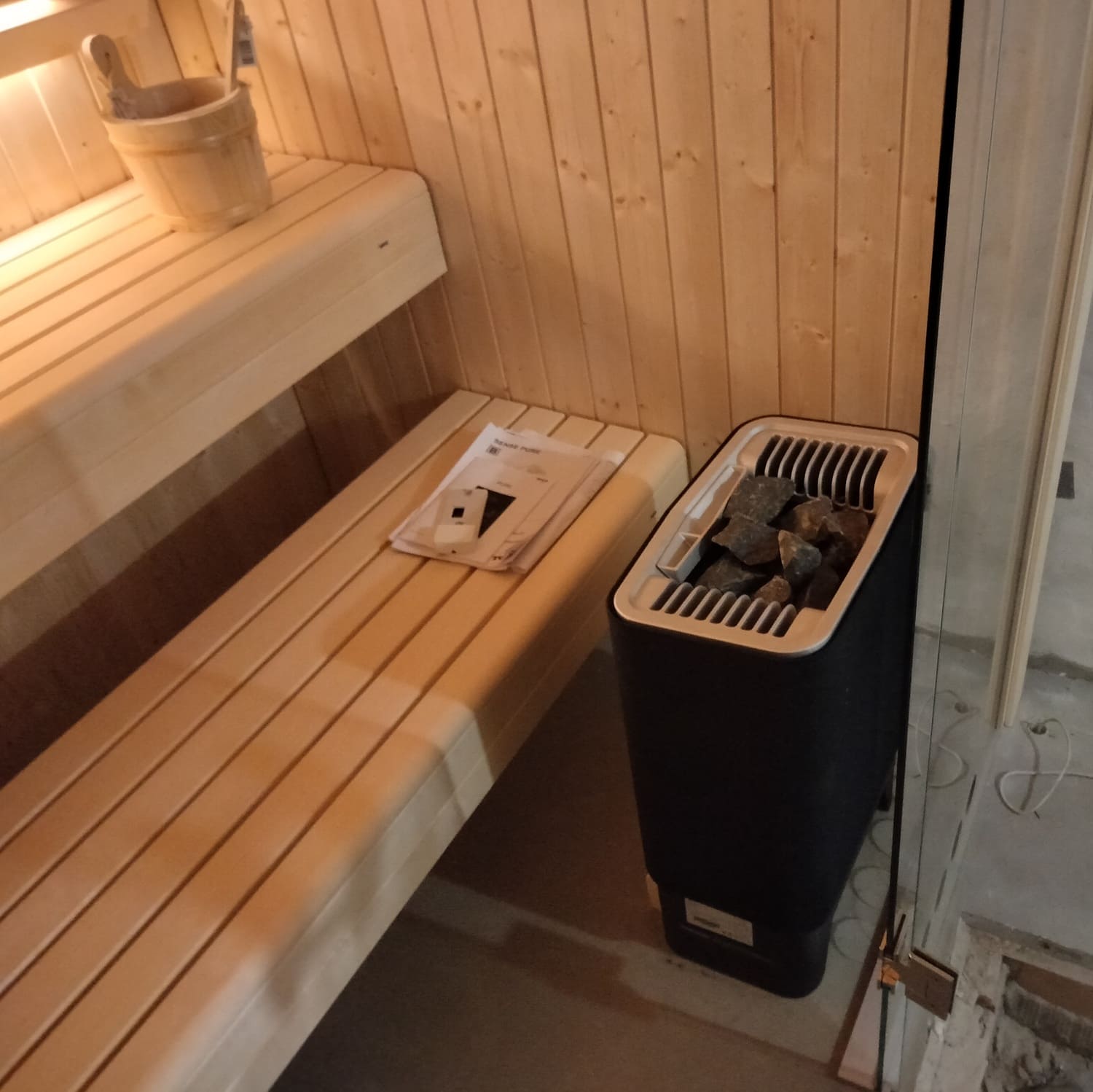 panche sauna con stufa tylo con piedini