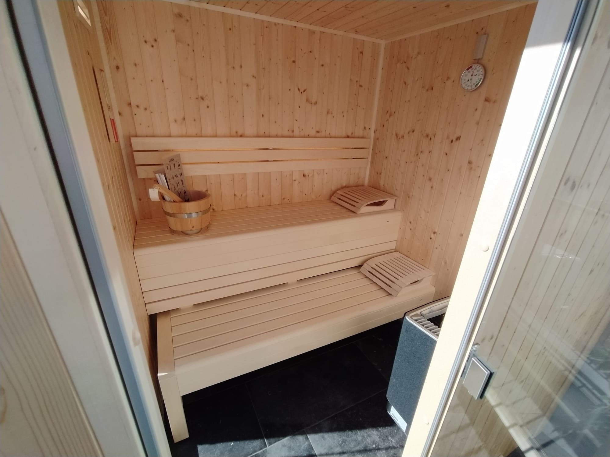 panche sauna in legno chiaro senza nodi