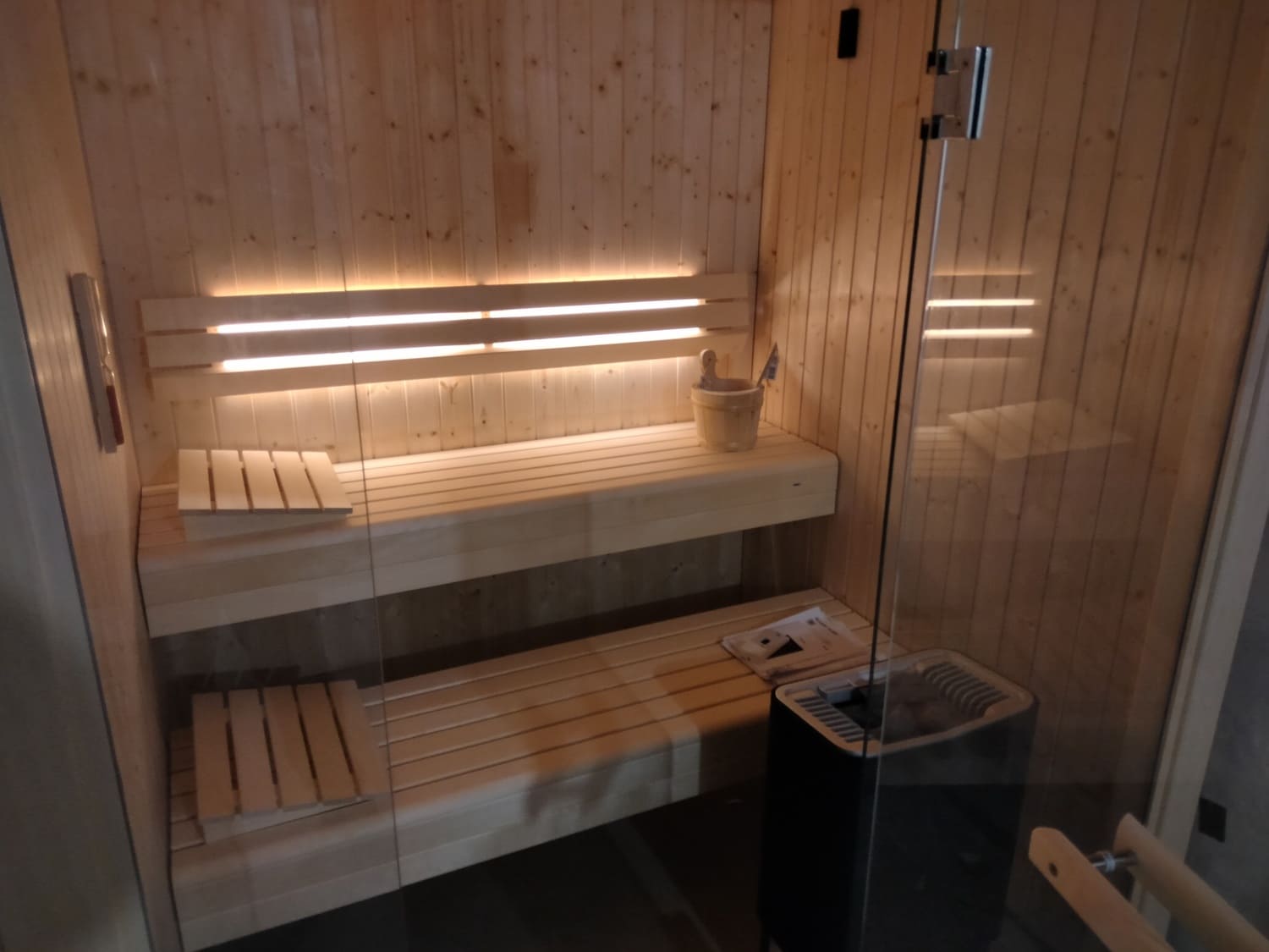 panche sauna in legno chiaro