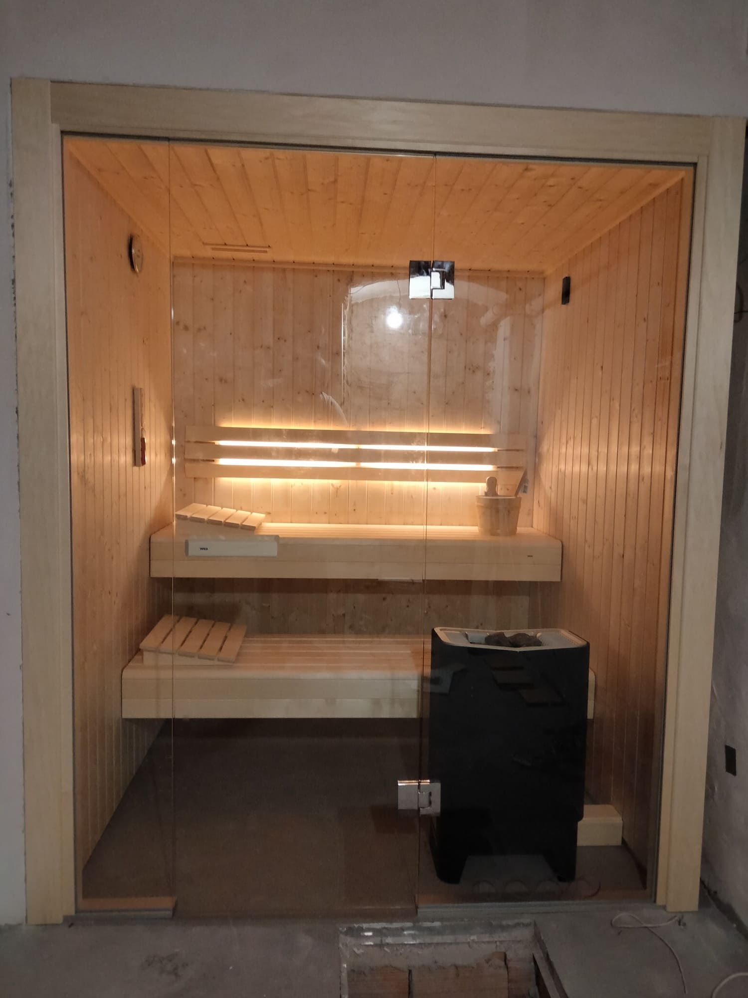 sauna con frontale vetrato per 4 persone in legno chiaro Tylo