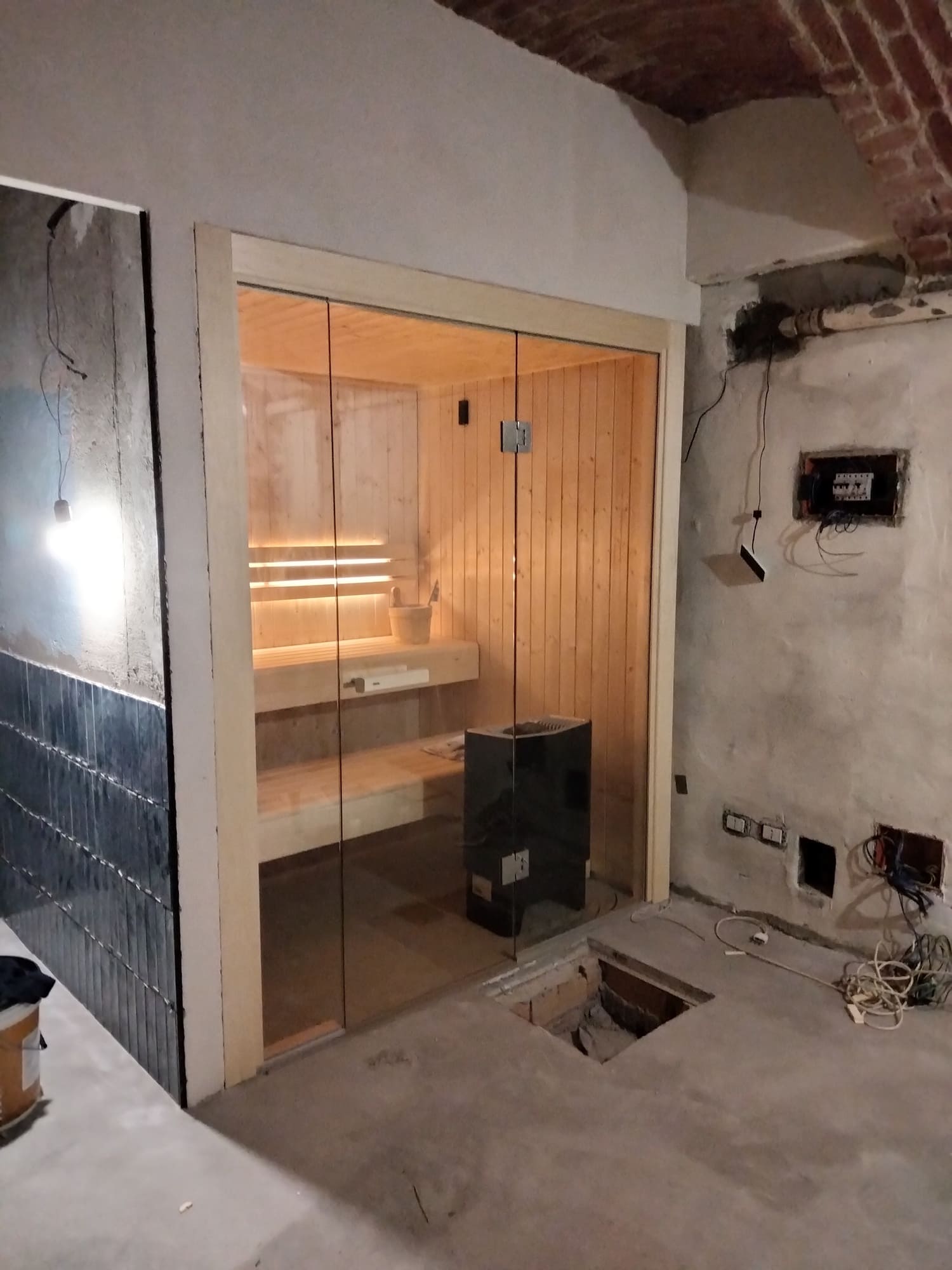 sauna con vetro frontale in legno chiaro