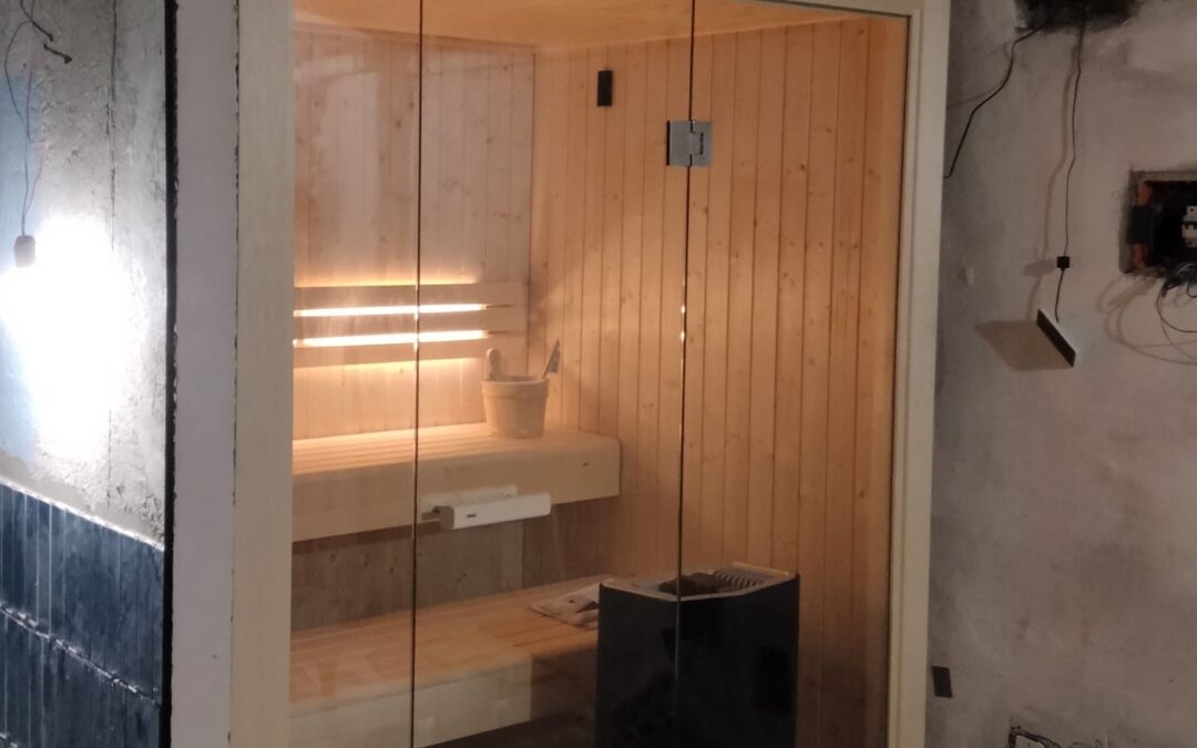 Sauna in abete con frontale vetrato per cantina trasformata in centro benessere a Milano