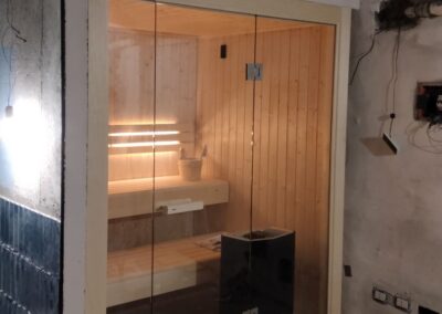 Sauna in abete con frontale vetrato per cantina trasformata in centro benessere a Milano