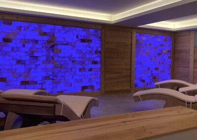 sala relax hotel spa con muro di sale himalayano con cromoterapia