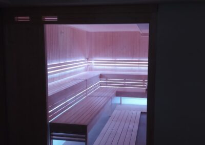 sauna hotel con vetrata per 20 persone