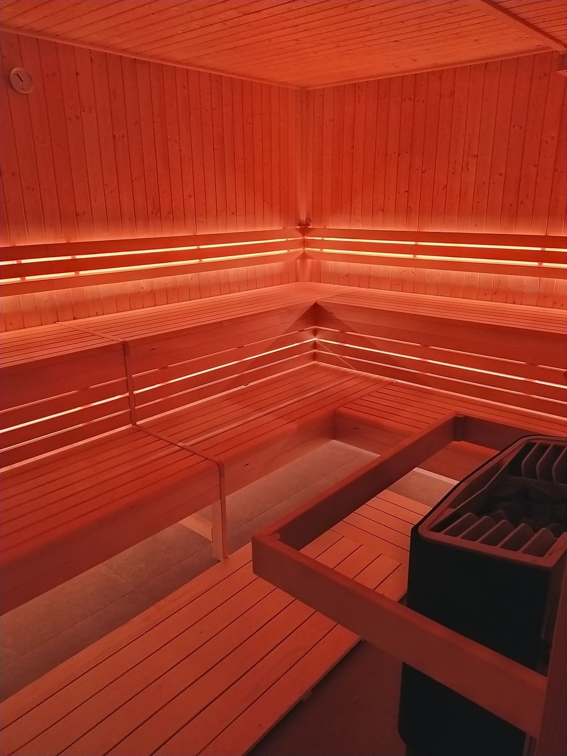 sauna spa con protezione stufa sauna