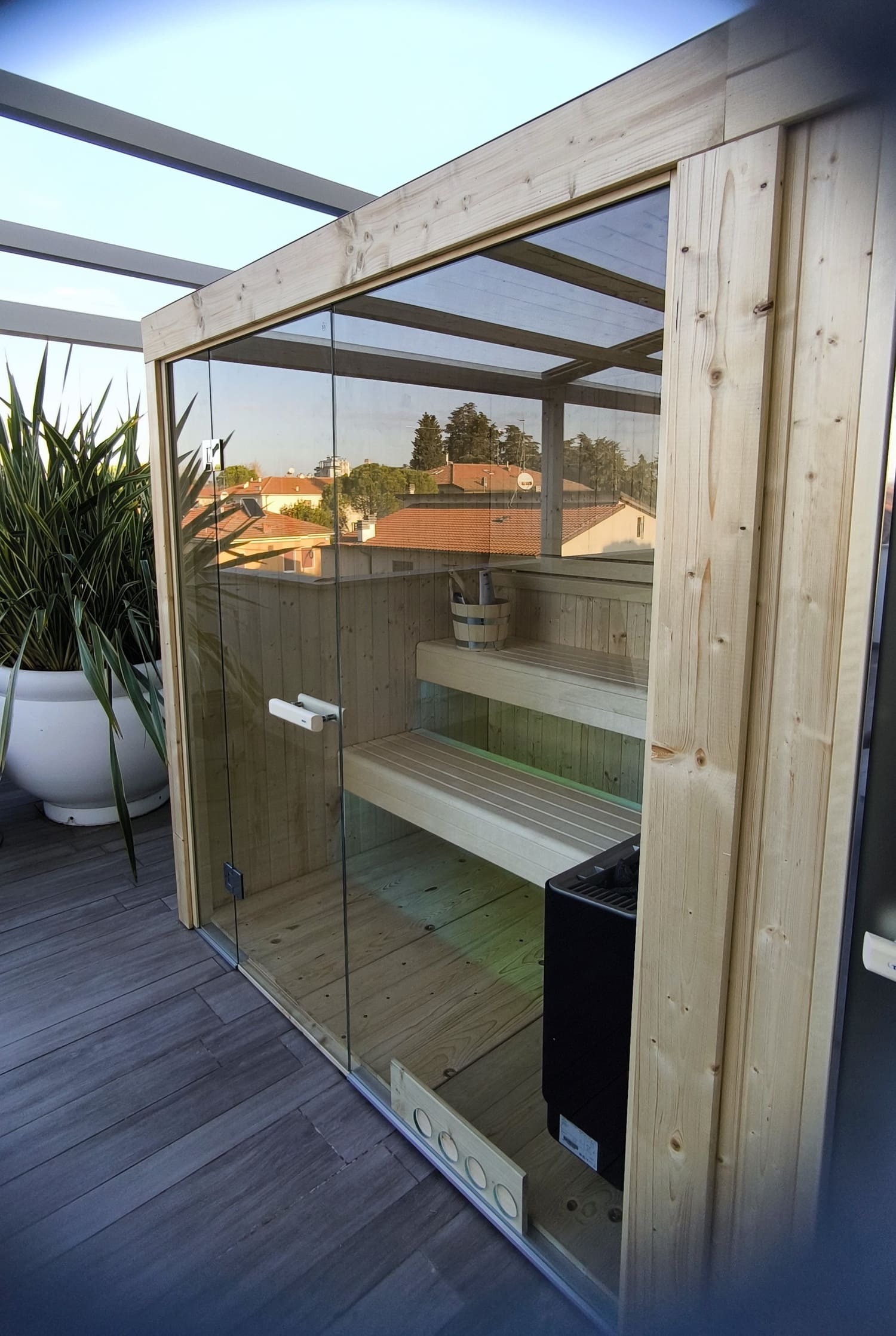 sauna con vetrata per terrazza