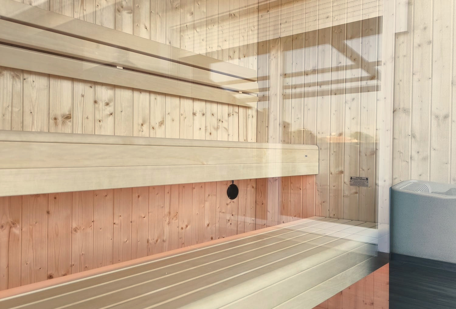 sauna con vetrata per terrazzo in abete e base in alluminio