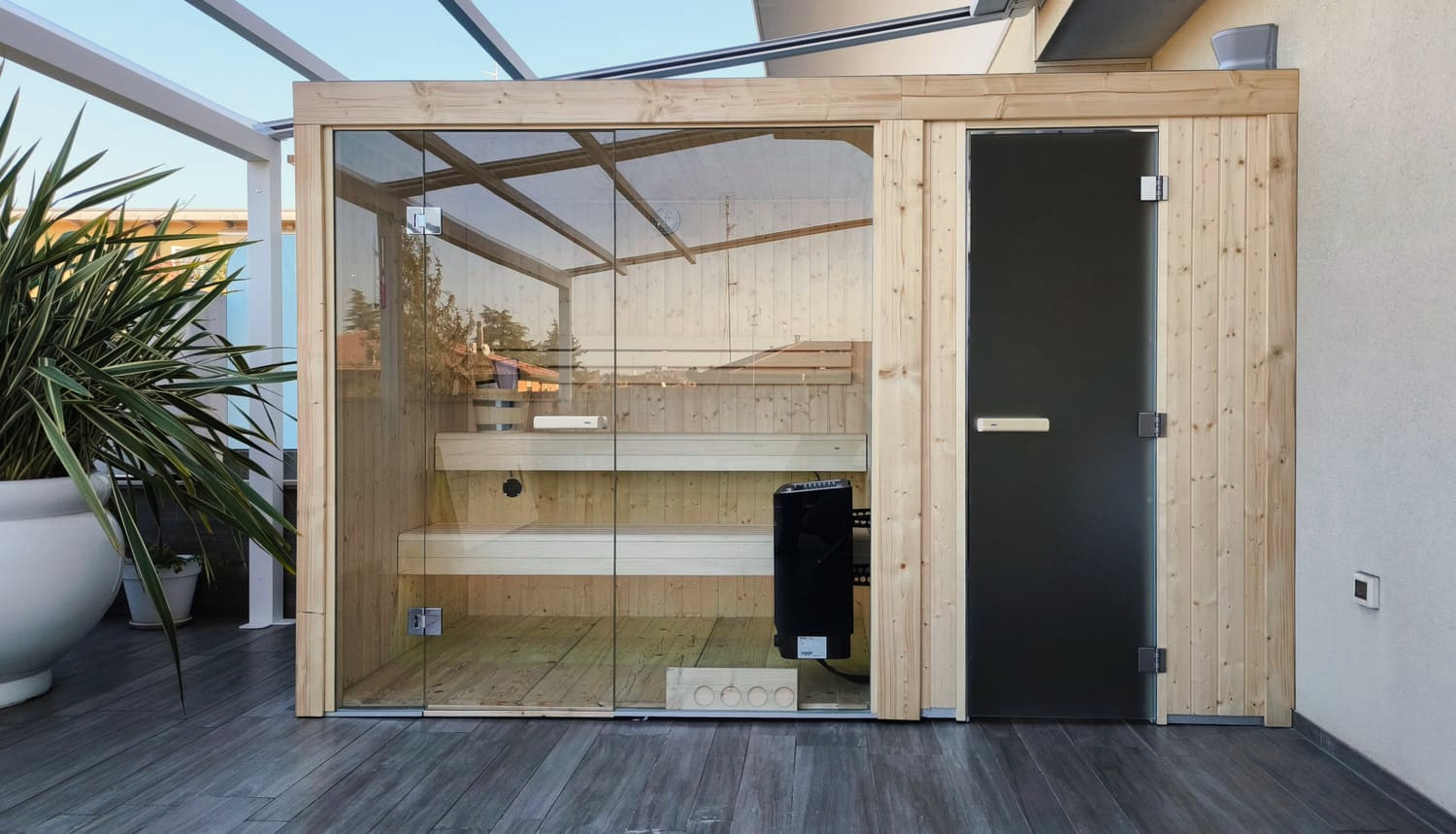 sauna con vetrata per terrazzo panoramico