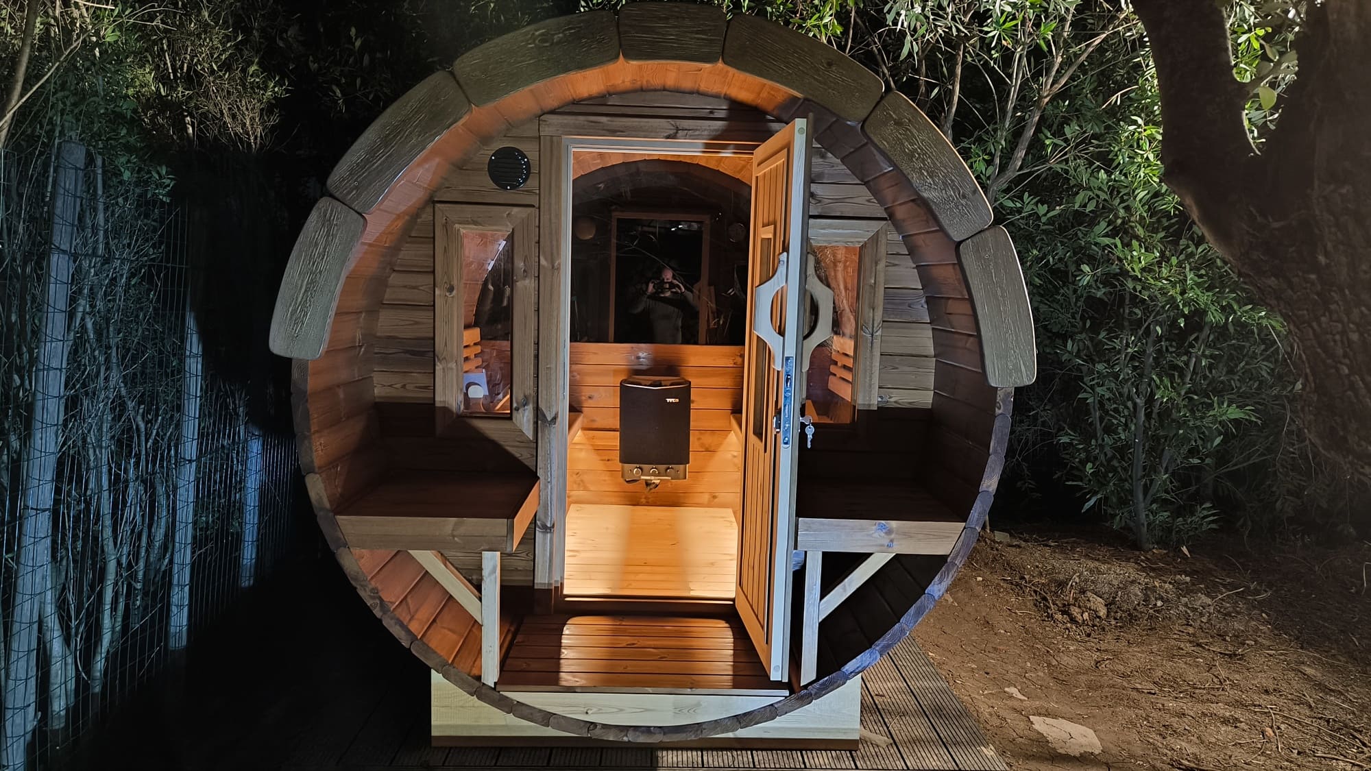 sauna a botte con tetto verde