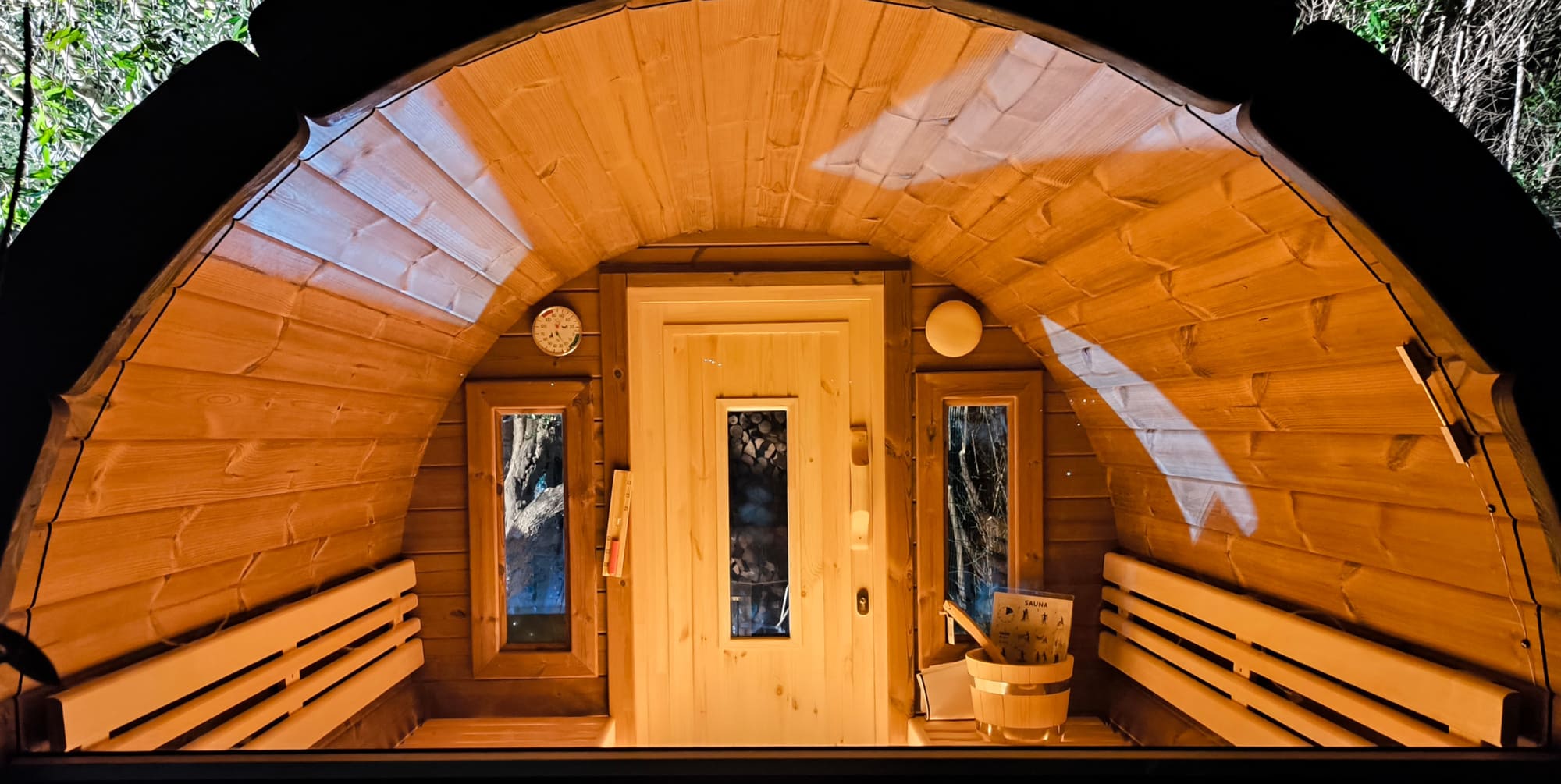 sauna a botte con vetrata grande