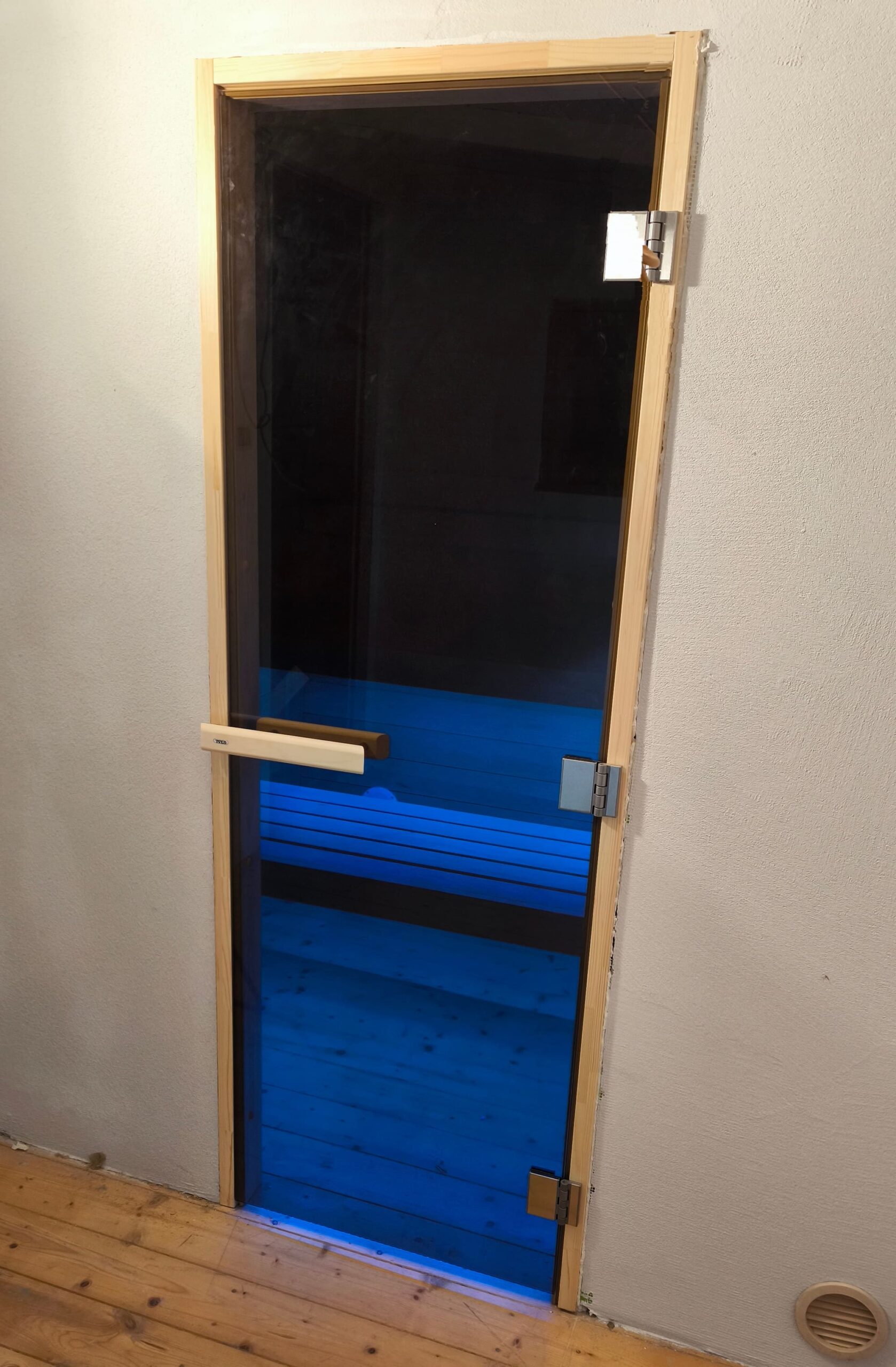 sauna su misura con porta Tylo con chiusura magnetica ambrata
