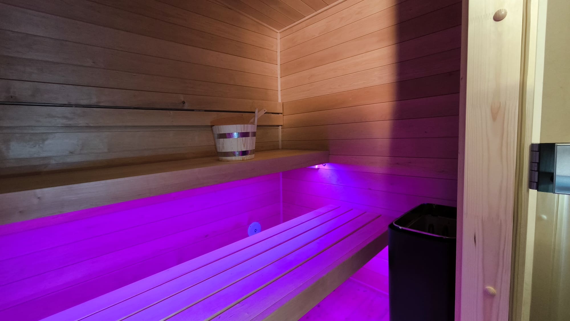 sauna su misura in legno senza nodi tonalità calda
