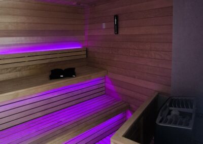 sauna con cromoterapia in termotrattato