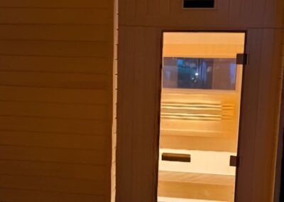 entrata sauna con doccia di fianco per centro benessere privato da esterno