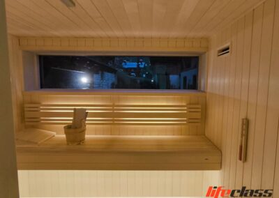 sauna con finestra su casetta da giardino