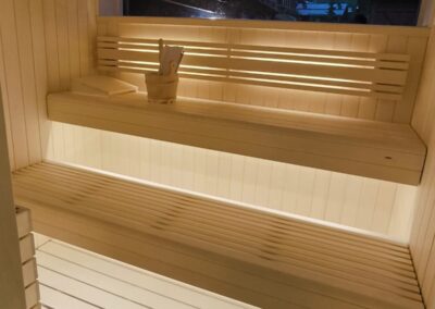 sauna in aspen con stufa tylo installata dentro casetta per giardini