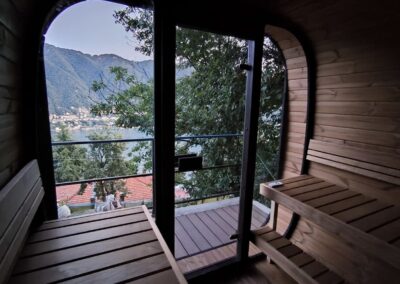 vista della sauna da esterno con vetrata