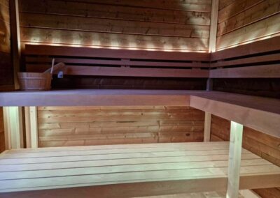 panche per sauna da esterno con patio e spogliatoio