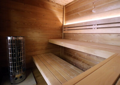 sauna da esterno con angolo vetrato per bordo piscina