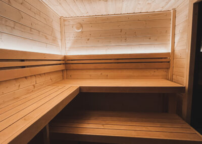 sauna da esterno con doppia vetrata ad angolo