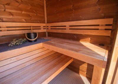 sauna da esterno con vetrata