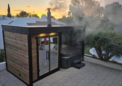 sauna da esterno con vetrata ampia