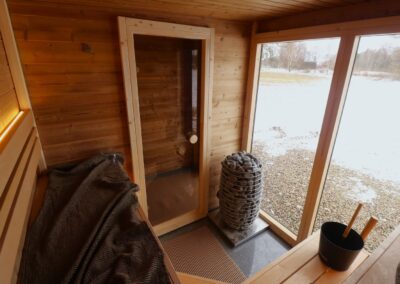 sauna da esterno piccola con spogliatoio e vetrata