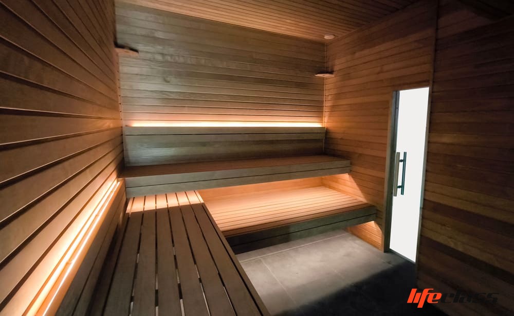 sauna in legno termotrattato su musira con lettino per massaggio spostabile