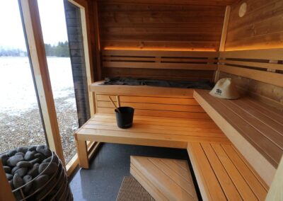 sauna moderna con spogliatoio da esterno