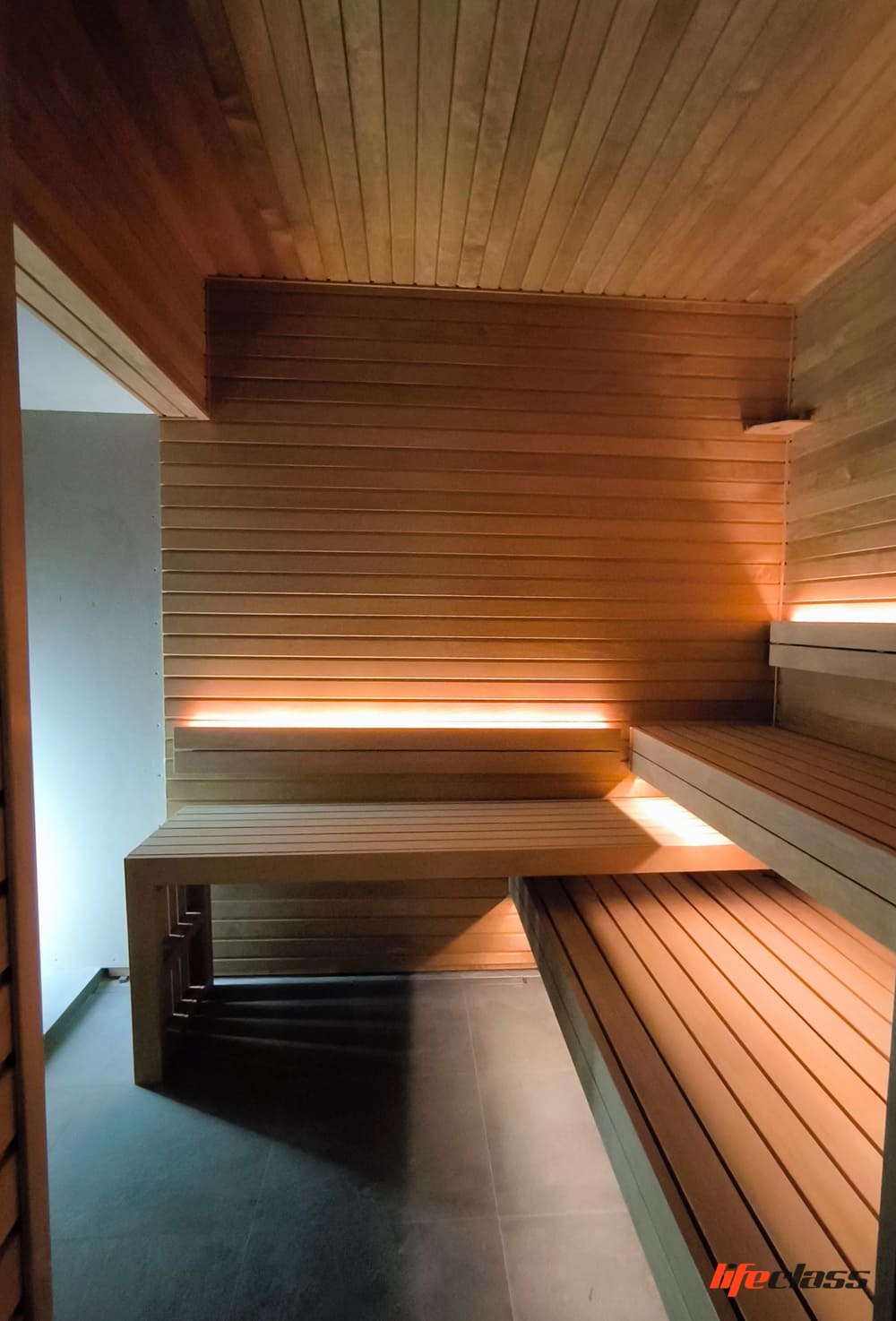 sauna su misura in aspen termotrattato con stufa a legna Klover