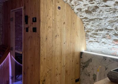 sauna con rivestimento in legno vecchio