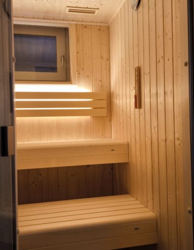 sauna con vetrata su misura e illuminazione a led