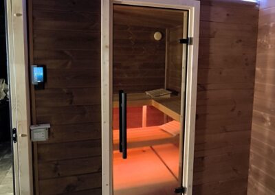 sauna con spogliatoio da esterno moderna