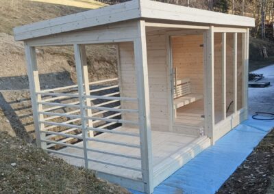 sauna da esterno con pergola