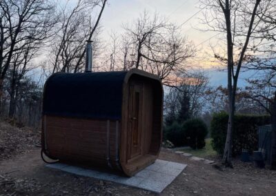 sauna da esterno in montagna con stufa a legna