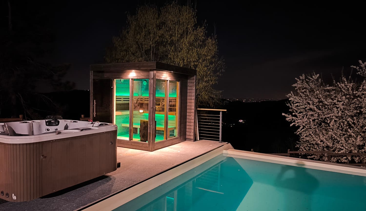 1744446272041 sauna da esterno lifeclass Patio S vista esterna cromoterapia bordo piscina