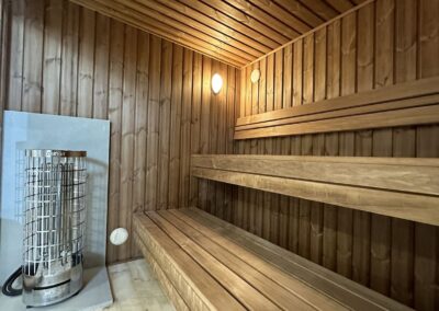 sauna modern lux 2.3x5.9 m vista panche interne e stufa