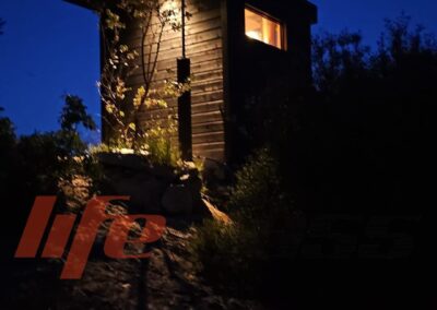 sauna da esterno con doccia solare illuminata